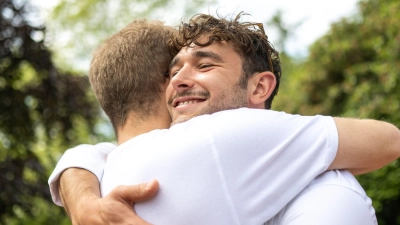 Wer gibt mir Energie? Auch das Umfeld spielt eine entscheidende Rolle beim Thema Selbstwert. (Foto: Mohssen Assanimoghaddam/dpa/dpa-tmn)