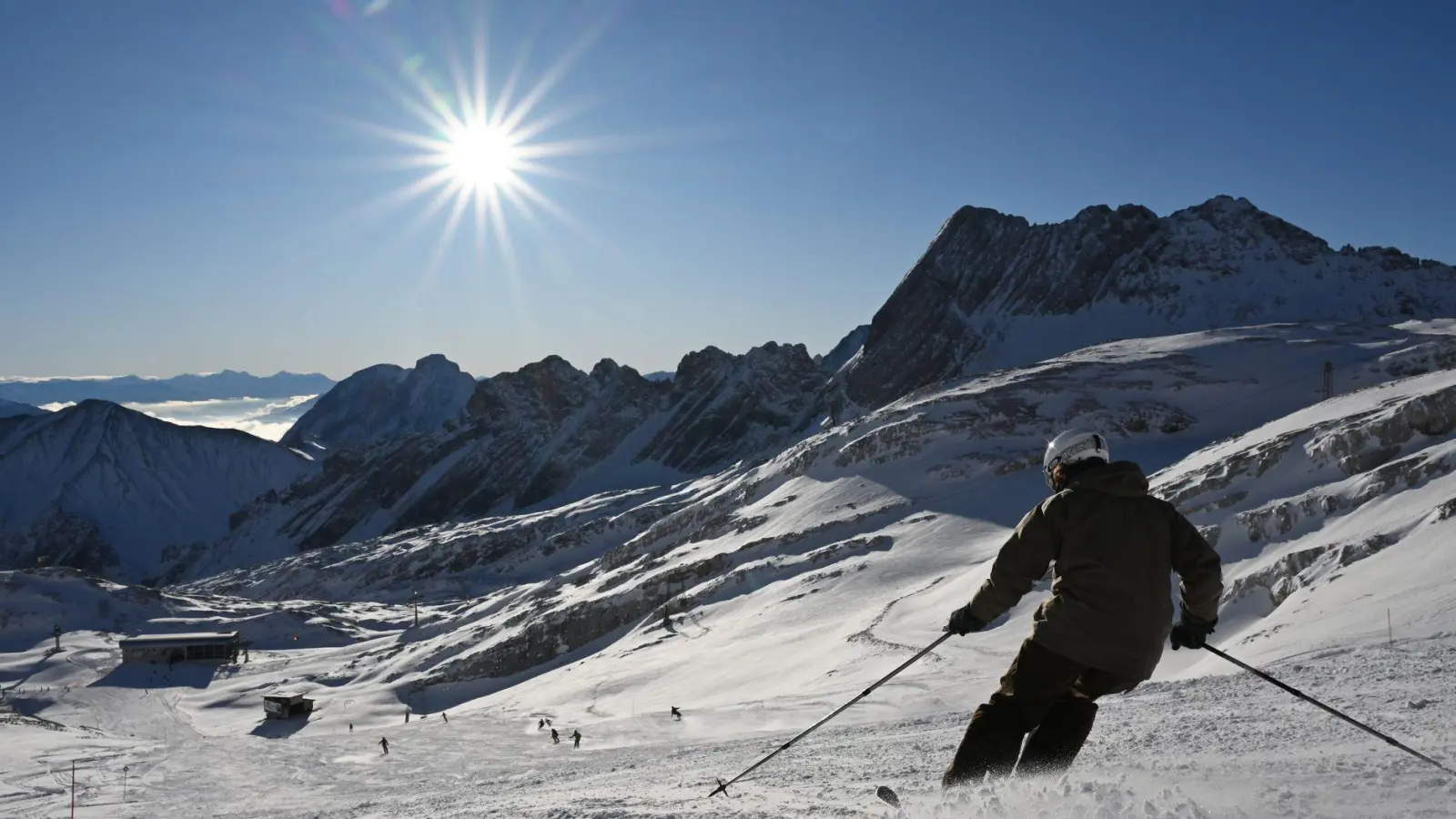 Wintersportler genießen in der sich dem Ende zuneigenden Saison Sonnenschein und blauen Himmel. (Archivbild) (Foto: Angelika Warmuth/dpa)