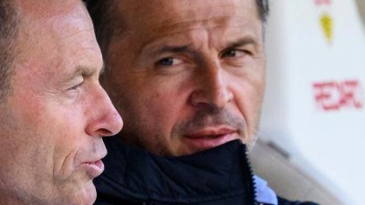 Jess Thorup (l) und Marinko Jurendic müssen die Saison erklären. (Foto: Tom Weller/dpa)