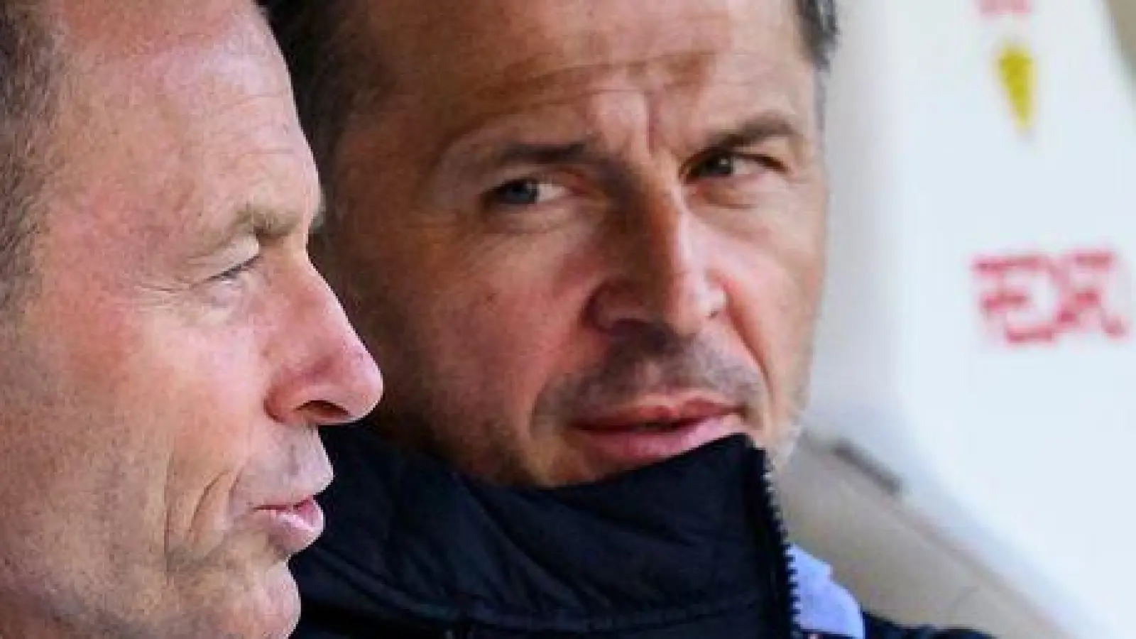 Jess Thorup (l) und Marinko Jurendic müssen die Saison erklären. (Foto: Tom Weller/dpa)