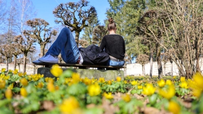 Warme Temperaturen luden vielerorts zu einem Sonnenbad ein. (Foto: Thomas Warnack/dpa)