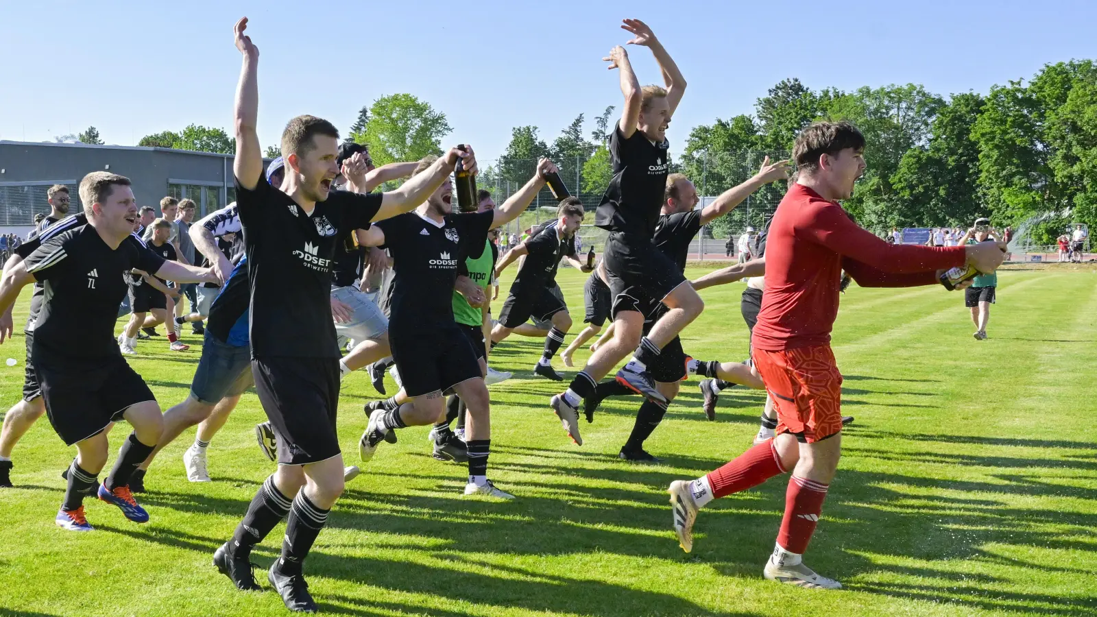 Über die Relegation schaffte die SG Petersaurach/Großhaslach den Aufstieg in die Kreisliga. Der Jubel nach dem entscheidenden Spiel war groß. (Foto: Martin Rügner)