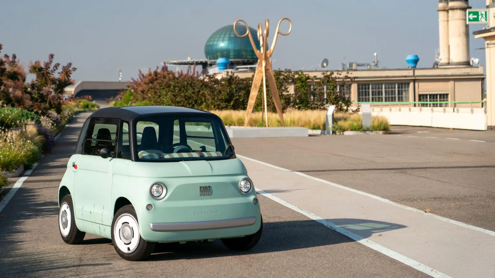 Elektrischer Winzling: Der Fiat Topolino gilt als Leichtkraftfahrzeug und darf von Gesetz wegen nicht schneller als 45 km/h fahren. (Foto: Craig Pusey/dpa-tmn)