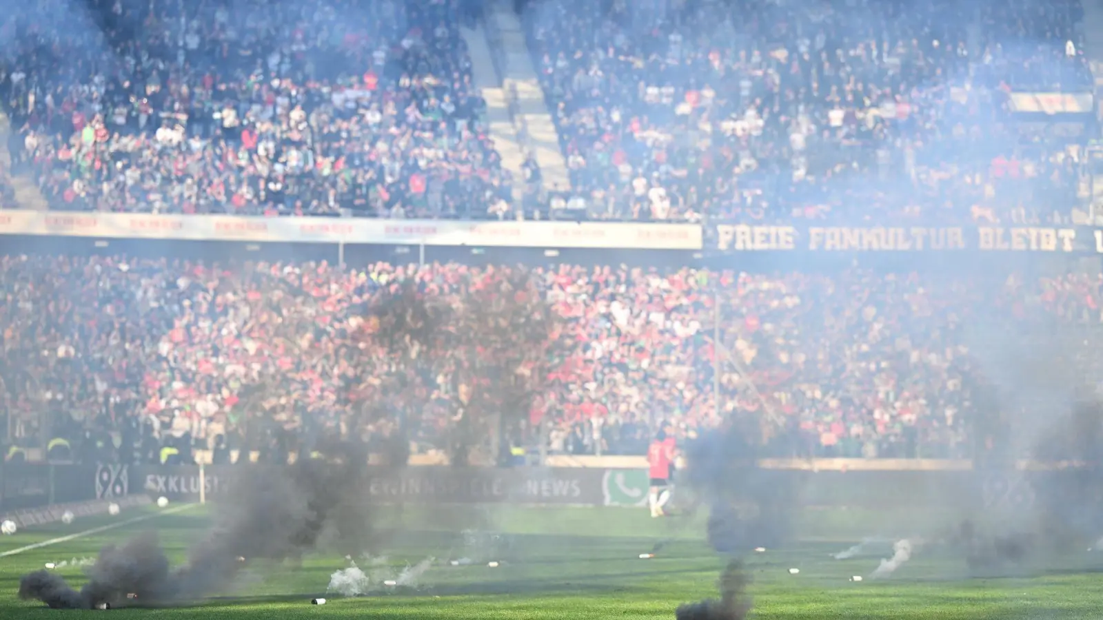 Spielunterbrechung beim Derby Hannover gegen Braunschweig. (Foto: Swen Pförtner/dpa)