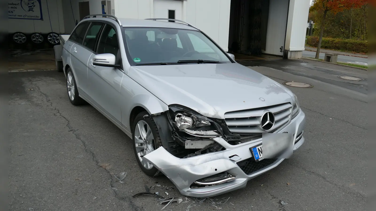Die Begegnung dieses Mercedes mit einem landwirtschaftlichen Gespann in Diespeck blieb nicht folgenlos. (Foto: Theo Kretzmann)