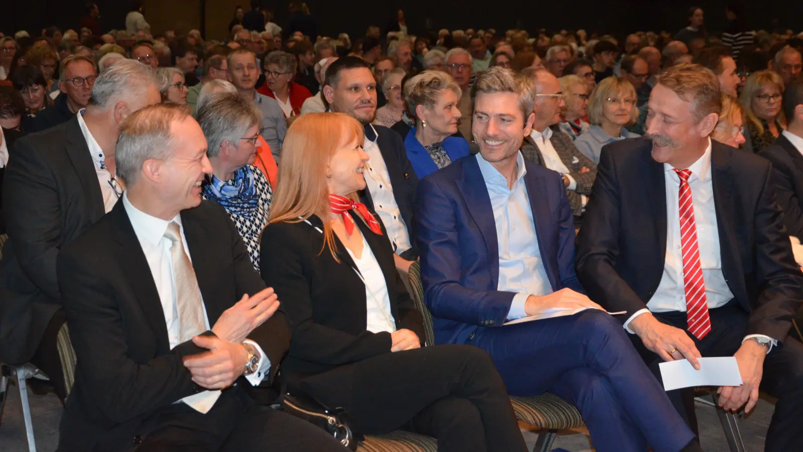 Fernsehmoderator Ingo Zamperoni sorgte für eine volle Markgrafenhalle. Marketinleiterin Manuela Hofmann und Sparkassendirektor Guther Frautz amüsierte sich mit dem Nachrichtensprecher. (Foto: Christa Frühwald)
