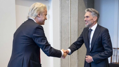 Handschlag in Den Haag: Der designierte Ministerpräsident Dick Schoof und PVV-Chef Geert Wilders (l). (Foto: Jeroen Jumelet/ANP/dpa)