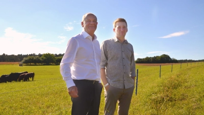 Der Kanzler und der Jungbauer: Olaf Scholz (links) hat sich auch auf den Kuhweiden der Familie Fleischmann umgeschaut. (Foto: Johannes Zimmermann)