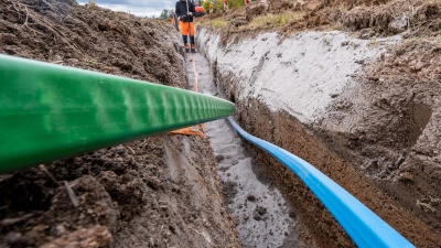 In Bayern gibt es beim Glasfaserausbau laut Netzanbietern Aufholbedarf. (Archivbild) (Foto: Armin Weigel/dpa)