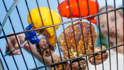 Wer vor dem Grillen den Rost mit etwas Speiseöl bestreicht, hat es beim Putzen anschließend leichter. (Foto: Markus Scholz/dpa-tmn)