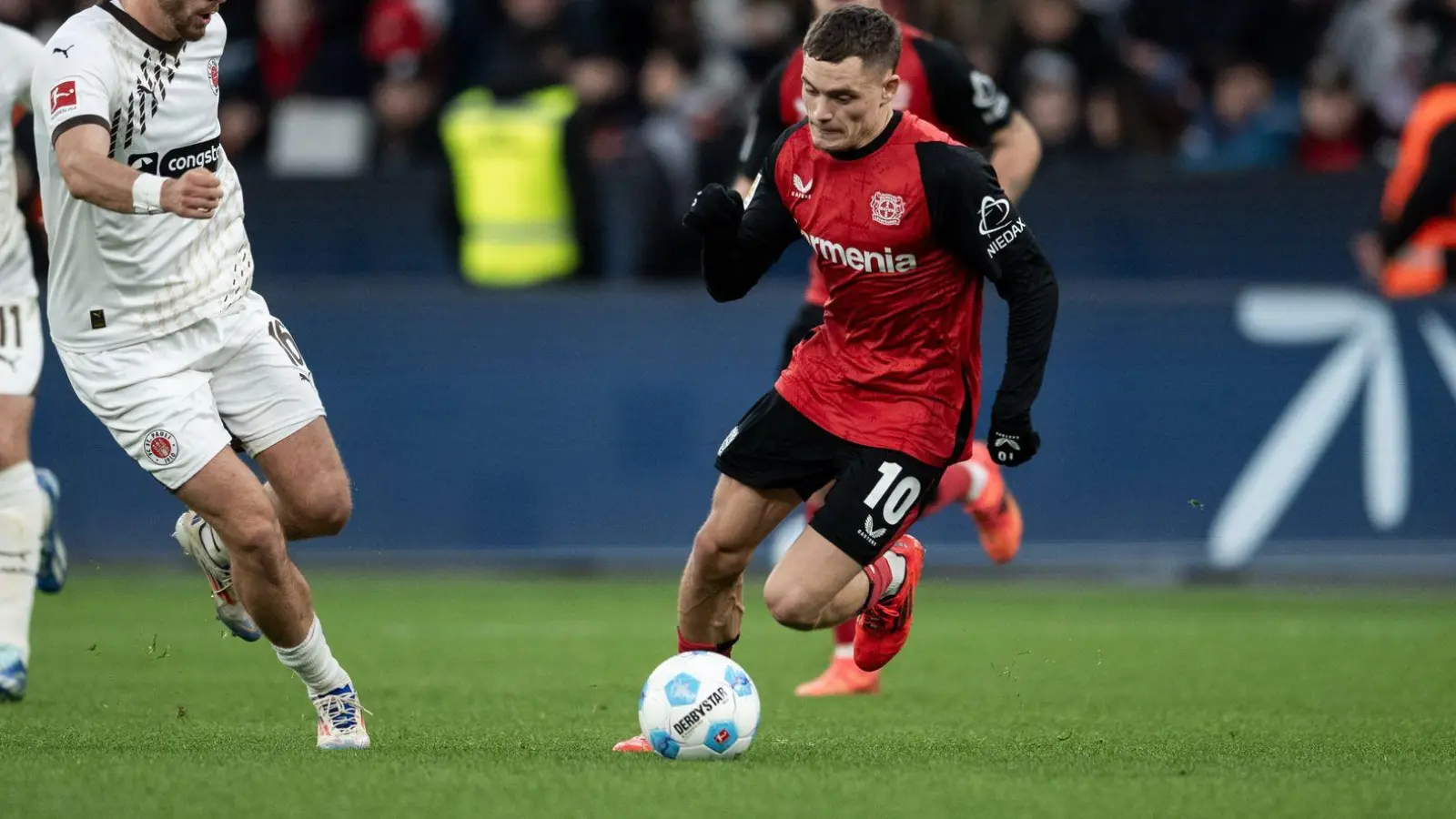 Auch gegen St. Pauli kaum zu stoppen: Florian Wirtz. (Foto: Fabian Strauch/dpa)