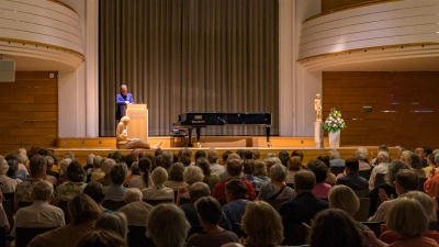 Rund 250 Menschen verfolgten Eckart Böhmers Vortrag im Ansbacher Onoldiasaal. Die Abschlussveranstaltung der Kaspar-Hauser-Festspiele war ausverkauft.  (Foto: René Chlopotowski)