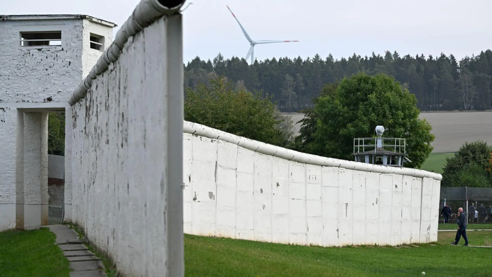 In Mödlareuth sind noch Teile der Mauer zu sehen. (Archivbild) (Foto: Martin Schutt/dpa)