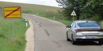 Ab 23. September ist die schmale Straße von Untereichenbach nach Katterbach gesperrt. Bis die Sanierung beginnen wird, dauert es zwei Jahre. (Foto: Winfried Vennemann)