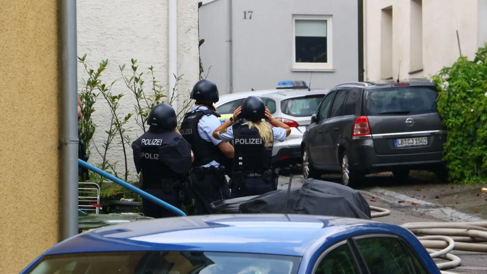 Die Polizei war mit zahlreichen Kräften am Ort.  (Foto: Karsten Schmalz/KS-Images/dpa)