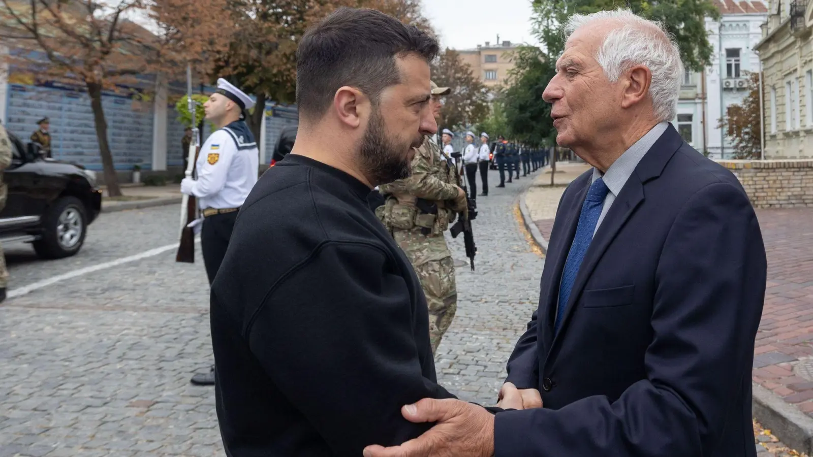 Josep Borrell war bereits mehrfach in der von Russland angegriffenen Ukraine, um dem Land die Solidarität der EU zu versichern. (Archivbild) (Foto: --/President Of Ukraine/APA Images via ZUMA Press Wire/dpa)