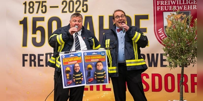 Am 11. April wurde in das Jubiläum reingefeiert. Bürgermeister Rüdiger Probst und Pfarrer Alexander Seidel gaben „Mit Atemschutz durch die Nacht“ zum Besten. (Foto: Mirko Fryska)