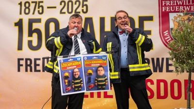 Am 11. April wurde in das Jubiläum reingefeiert. Bürgermeister Rüdiger Probst und Pfarrer Alexander Seidel gaben „Mit Atemschutz durch die Nacht“ zum Besten. (Foto: Mirko Fryska)