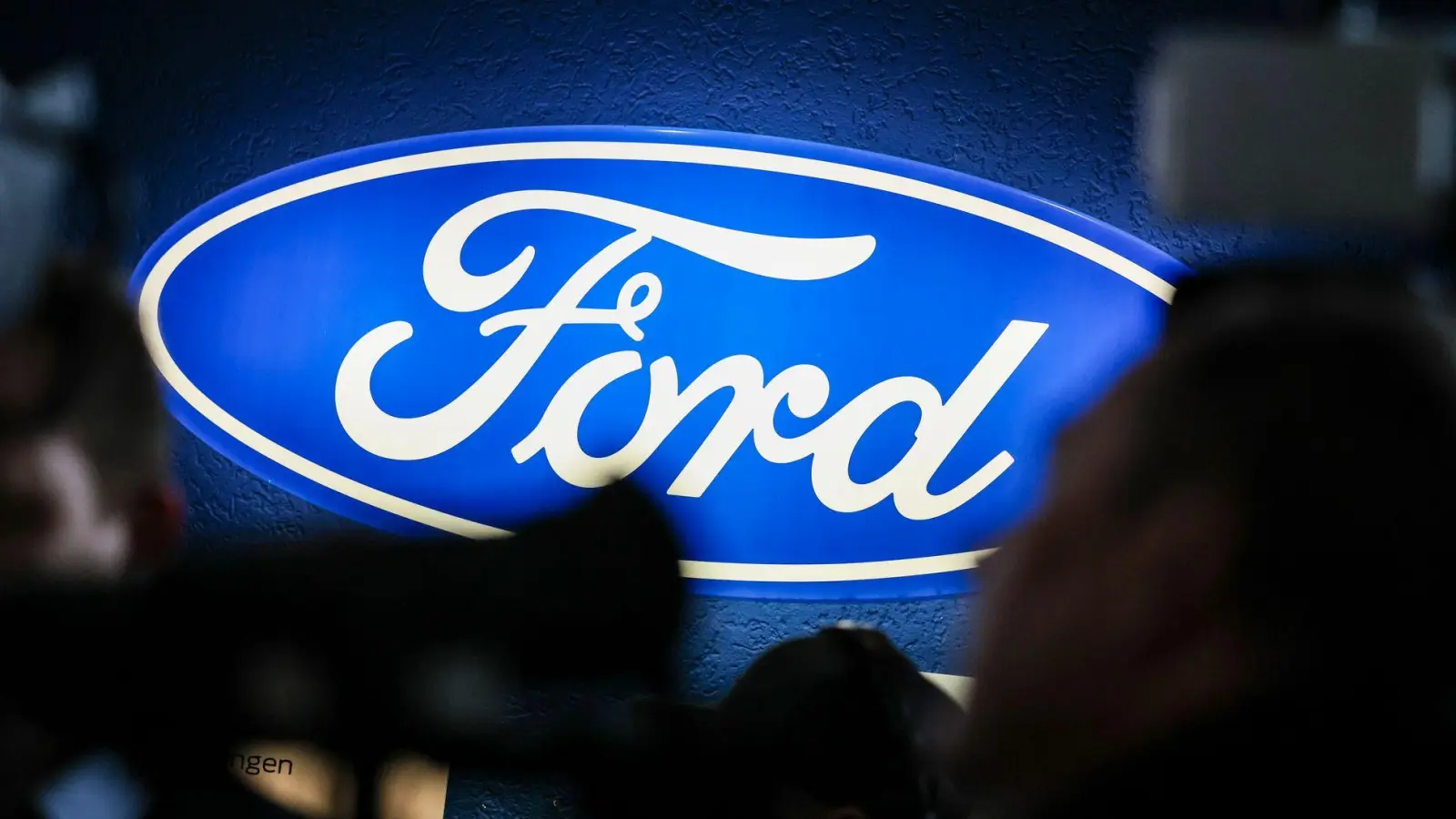 Das Ford-Logo im strahlenden Blau - wie geht es weiter mit dem Autobauer in Deutschland? (Archivbild) (Foto: Christoph Reichwein/dpa)