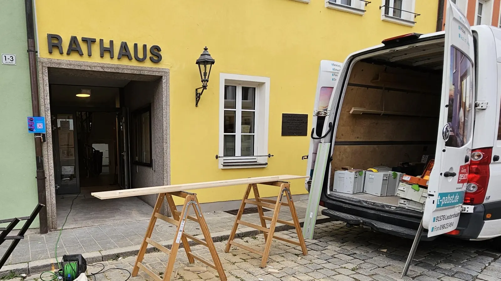 Noch gehen hier Handwerkerinnen und Handwerker ein und aus. Doch die Renovierung des Rathauses in Leutershausen ist so gut wie beendet. (Foto: Wolfgang Grebenhof)