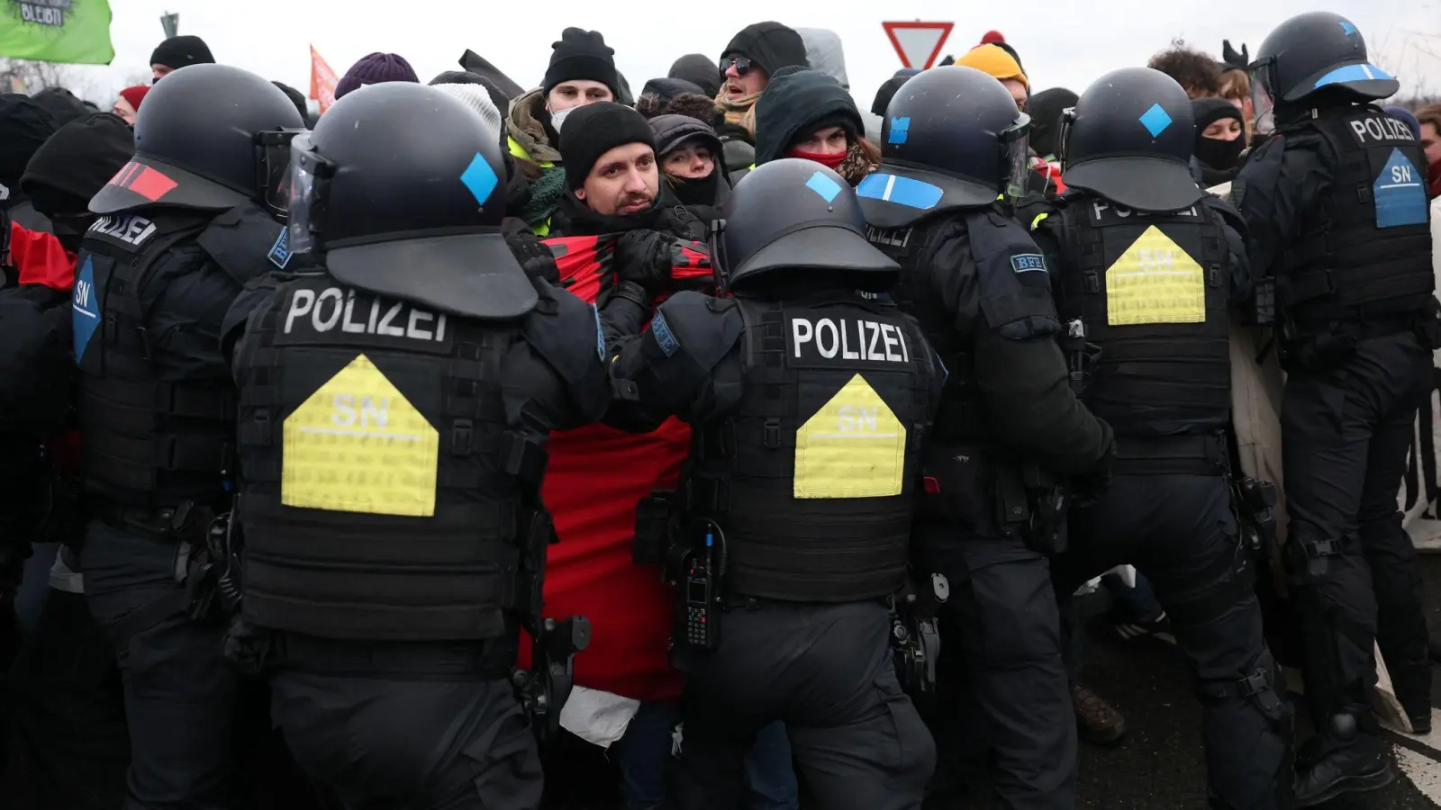 Polizisten stoppen eine Demonstration gegen den Bundesparteitag der AfD.  (Foto: Jan Woitas/dpa)