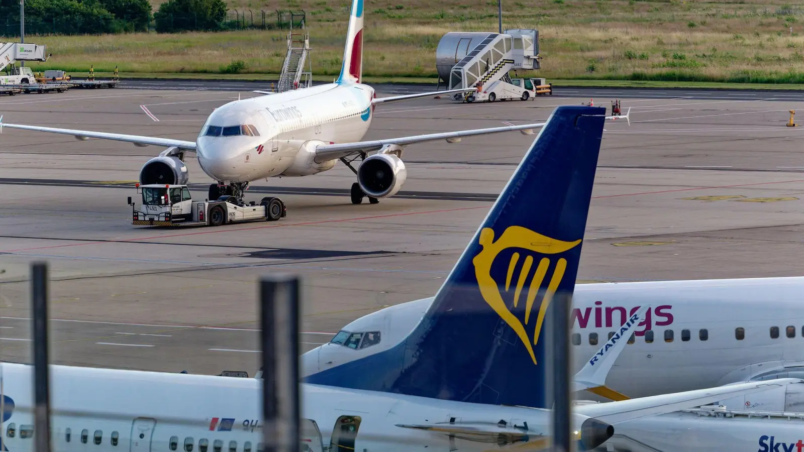 Eurowings und Ryanair bieten Direktflüge von deutschen Flughäfen an.  (Foto: Henning Kaiser/dpa)