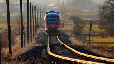 Die Aischgrundbahn Neustadt/Aisch–Steinach ist derzeit wegen hitzebedingter Schäden für den Zugverkehr gesperrt. (Archivbild: Johannes Hirschlach)