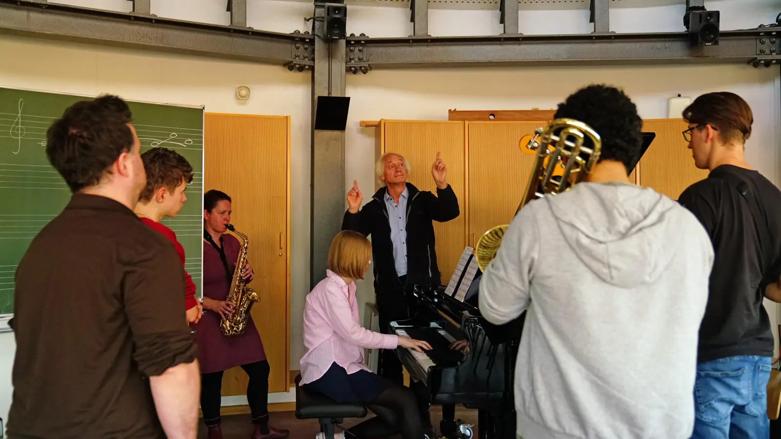 Beim Workshop „Jazzcombo”: der Schlagzeuger und Bandleader Harald Rüschenbaum. Er leitete das LJJB von 1993 bis 2025. (Foto: Elke Walter)