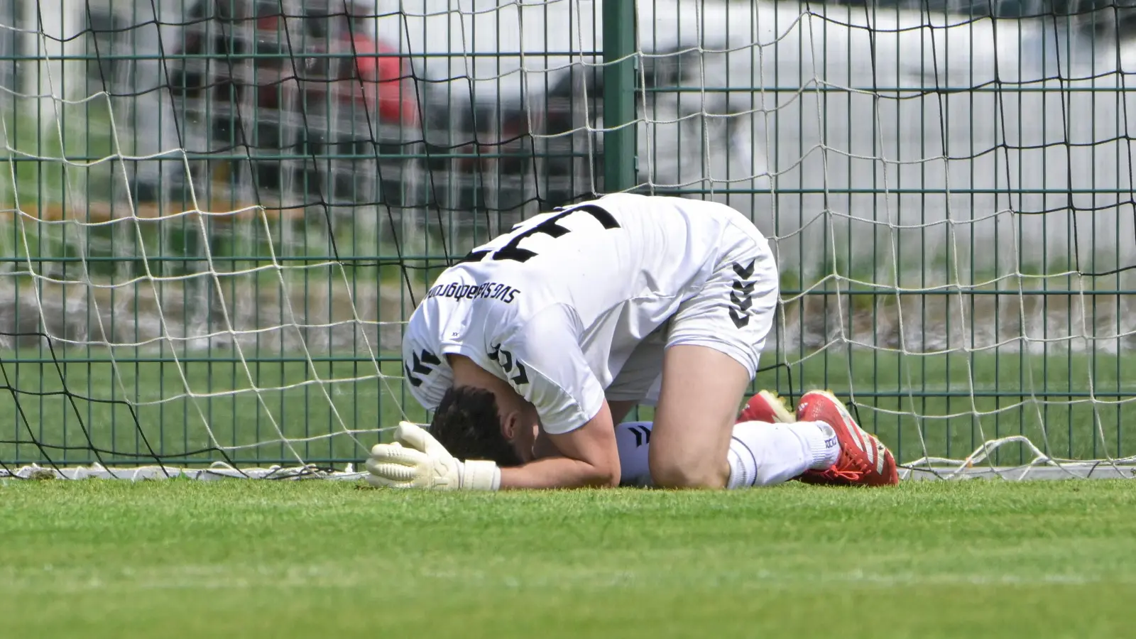 SVG-Torwart Nicolas Hurler nach dem Treffer zum 0:2. Mit der 2:4-Niederlage ist Gutenstetten auf Relegationsplatz 16 zurückgefallen. (Foto: Martin Rügner)