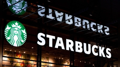 Die US-Kaffeekette Starbucks steht wegen neuer Filialen in der chinesischen Region Xinjiang in der Kritik. (Archivbild) (Foto: Sven Hoppe/dpa)