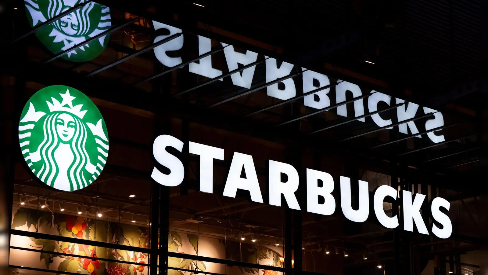 Die US-Kaffeekette Starbucks steht wegen neuer Filialen in der chinesischen Region Xinjiang in der Kritik. (Archivbild) (Foto: Sven Hoppe/dpa)
