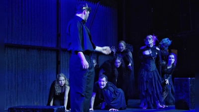 Bei den Hexen: Macbeth nach seiner Krönung. (Foto: Jannic Hofmuth)