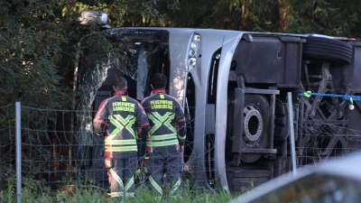 Der Reisebus kam bei Buchloe im Allgäu von der A96 ab. (Archivbild) (Foto: Karl-Josef Hildenbrand/dpa)