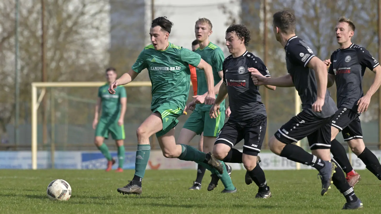 Marcel Skurka (3. von rechts) und der Rest der Herrieder Meute jagen Marco Wegert, Feuchwangens Torschütze zum 1:0. (Foto: Martin Rügner)