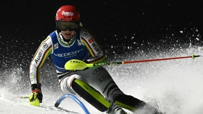 Schied beim Nachtevent in Courchevel im ersten Durchgang aus: Lena Dürr. (Foto: Jeff Pachoud/AFP/dpa)