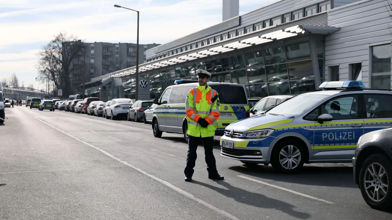 Polizisten sicherten nach dem Einsatz den Ort des Geschehens ab. (Foto: Daniel Löb/dpa)