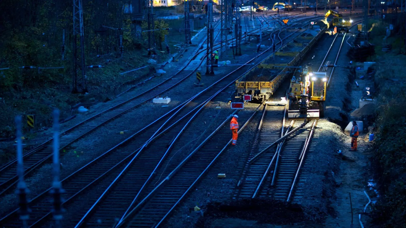 Ob die Stunde Mehrarbeit rund um die Zeitumstellung geleistet oder auch vergütet werden muss, richtet sich nach den individuellen Regelungen des eigenen Arbeitsverhältnisses. (Foto: Jens Büttner/dpa-Zentralbild/dpa-tmn)