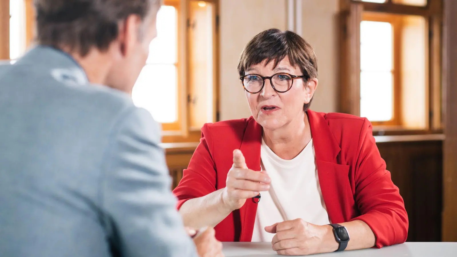 Eine mögliche Koalition zwischen SPD und BSW auf Ländereben, schließt Saskia Esken nicht per se aus. (Foto: Nora Klein /ZDF/dpa)