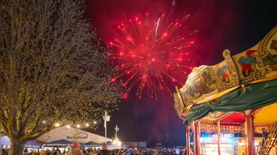Das Brillant-Feuerwerk, das pünktlich am Samstag um 22 Uhr mit einem lauten Knall begann, begeisterte Klein und Groß. (Foto: Mirko Fryska)
