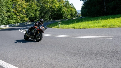Motorradfahrer in Bayern - der Freistaat hat die höchste Dichte an zweirädrigen Kfz. (Foto: Pia Bayer/dpa)