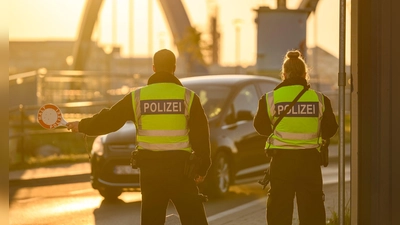 Achtung Kontrolle: Die Bundespolizei schaut jetzt an den Außengrenzen öfter genau hin. (Foto: Patrick Pleul/dpa/dpa-tmn)