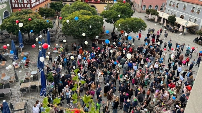Im vergangenen Jahr stellten sich die Kinder und ihre Familien zu einem großen Herz auf dem Marktplatz auf, bevor die Ballons auf die Reise geschickt wurden. (Foto: Stadt Neustadt)