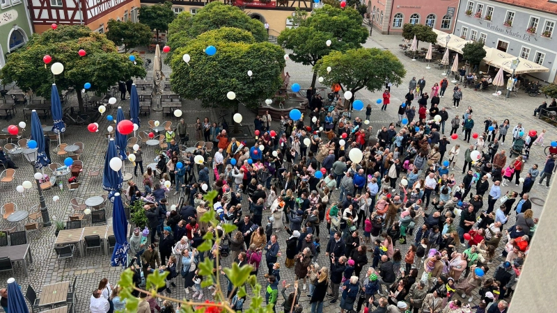 Im vergangenen Jahr stellten sich die Kinder und ihre Familien zu einem großen Herz auf dem Marktplatz auf, bevor die Ballons auf die Reise geschickt wurden. (Foto: Stadt Neustadt)