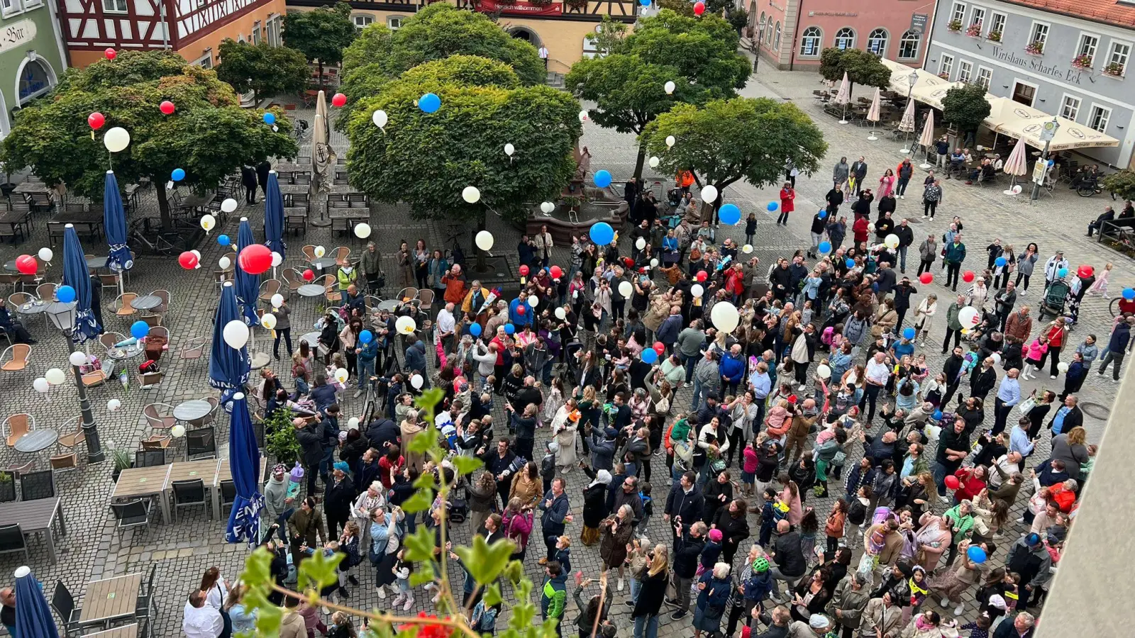 Im vergangenen Jahr stellten sich die Kinder und ihre Familien zu einem großen Herz auf dem Marktplatz auf, bevor die Ballons auf die Reise geschickt wurden. (Foto: Stadt Neustadt)