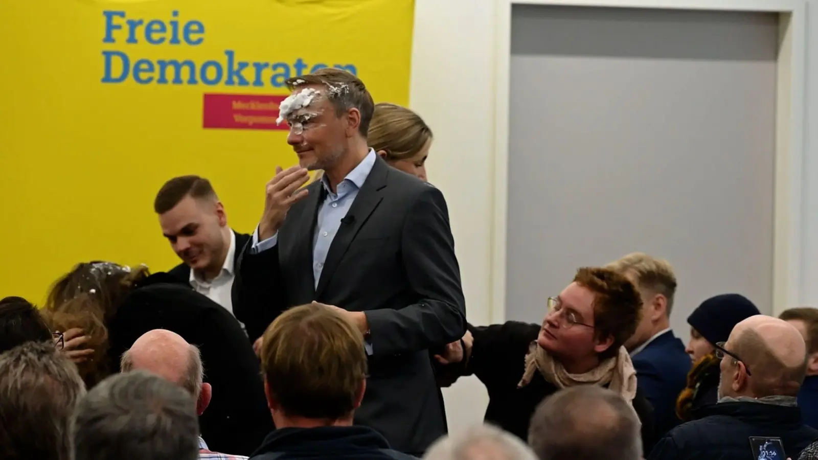 Der FDP-Vorsitzende Christian Lindner wurde mit Schaum beworfen.  (Foto: Stefan Sauer/dpa)