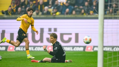 Ben Bobzien (Dynamo Dresden, l) erzielt gegen Johannes Schenk (Preußen Münster) das Tor zum 1:0. (Foto: Robert Michael/dpa)