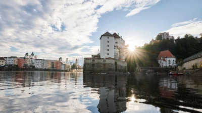 Die Passauer Altstadt ist ein beliebtes Ziel für Flusskreuzfahrten (Symbolbild)   (Foto: Tobias Köhler/dpa)