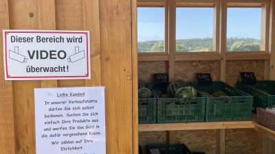 „Wir zählen auf Ihre Ehrlichkeit”, steht auf einem Zettel am Melonenstand an der B13. Dieses Vertrauen wurde nun ausgenutzt, weshalb der Betreiber eine Videokamera angebracht hat. (Foto: Anna Beigel)