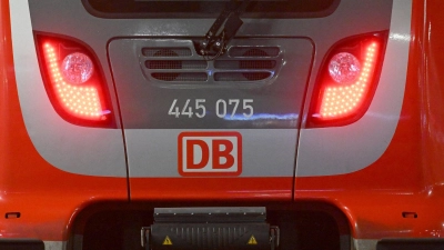 Vom 1. bis 11. November pausiert der Zugverkehr der Maintalbahn. Es wird einen Ersatzverkehr mit Bussen geben. (Symbolbild) (Foto: Felix Hörhager/dpa)