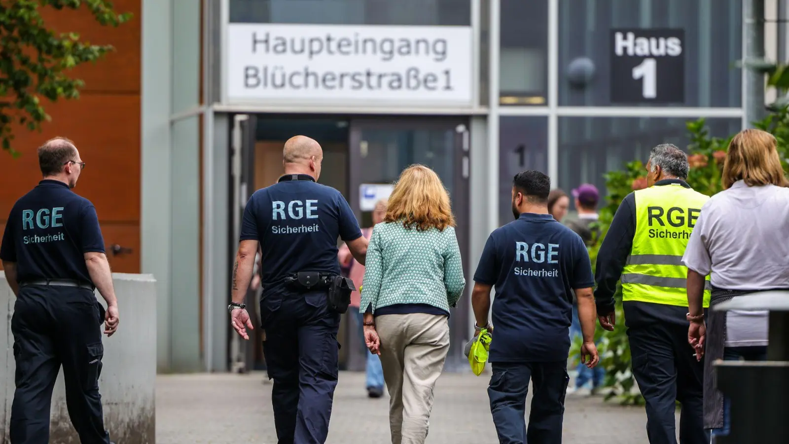 Gegen den festgenommenen 17-Jährigen gibt es nach dem Angriff in einem Berufskolleg noch weitere Verdachtspunkte. (Archivbild) (Foto: Christoph Reichwein/dpa)